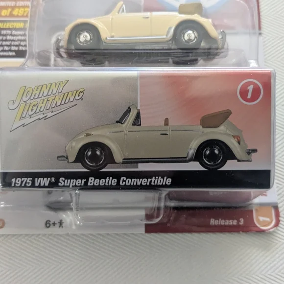 Johnny Lightning 1975 Volkswagen Super Beetle Convertible Ivory W/ Collector Tin - Picture 4 of 5